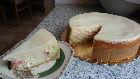 cheesecake jahody pistácie